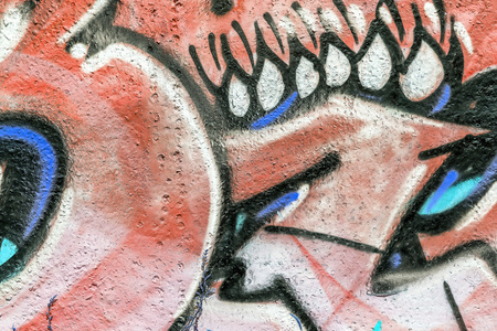 美丽的街道艺术涂鸦。 抽象创意在城市的墙壁上绘制时尚色彩。 城市当代文化