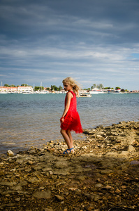 女孩在多岩石的海岸