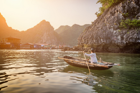 船上的妇女返回越南哈龙湾渔村