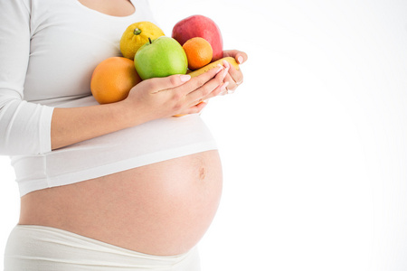 怀孕和营养饮食孕妇与水果孤立无援