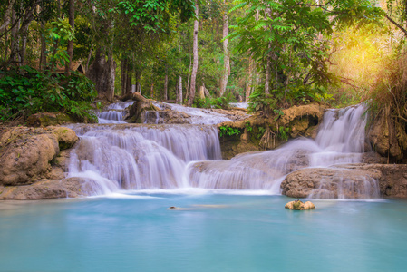 在雨林里，达夼寺瀑布在銮 praba 瀑布