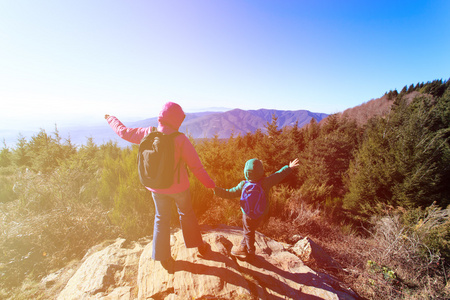 幸福的家庭，风景秀丽的山中徒步旅行