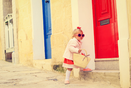 可爱的小女孩，走在街上的马耳他