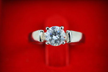 结婚戒指的背景下，美丽的银戒指，在红色框为婚礼概念