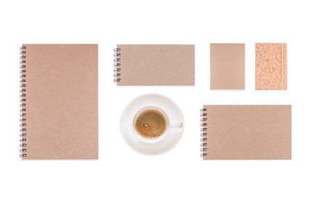 咖啡杯和白色背景的老式日记本