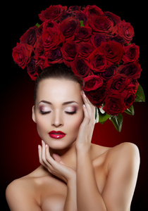 漂亮的模特女人玫瑰花在头发美容美发化妆 Yo