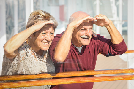幸福的高级夫妇开心看向未来活跃顽皮老人退休期间的概念旅行与幼稚滑稽的态度马尔萨拉色调与软玻璃反射的生活方式
