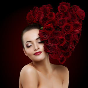 漂亮的模特女人玫瑰花在头发的心形状美萨尔