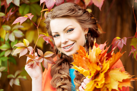 秋天的模型，明亮的弥补。女人对背景秋季景观