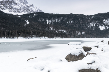 在冬天的 eibsee 湖