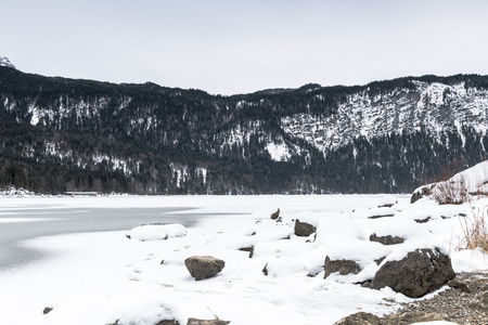 在冬天的 eibsee 湖