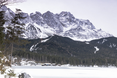 在冬天的 eibsee 湖