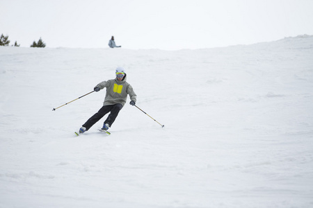 滑雪者在山 准备滑雪道和阳光灿烂的日子
