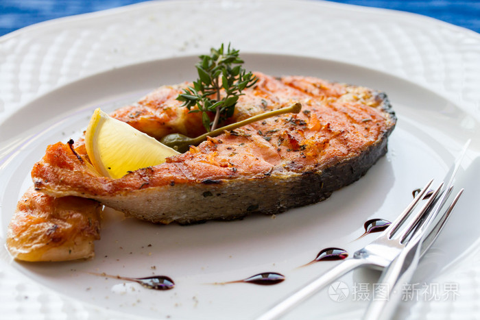 一片柠檬烤的驼背大马哈鱼