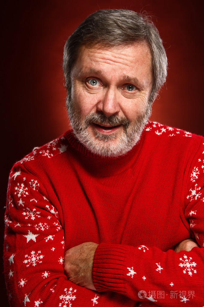 老人微笑着上红色背景的人