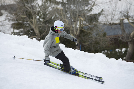 滑雪者在山 准备滑雪道和阳光灿烂的日子图片
