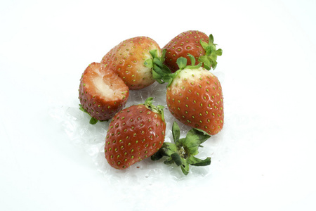 草莓白色背景