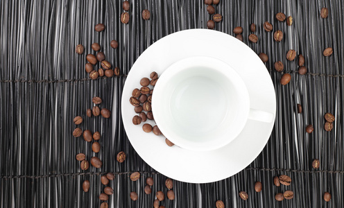 空咖啡杯子与咖啡豆