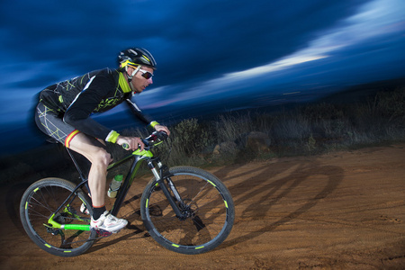 骑自行车的人男子骑山地自行车在山照片