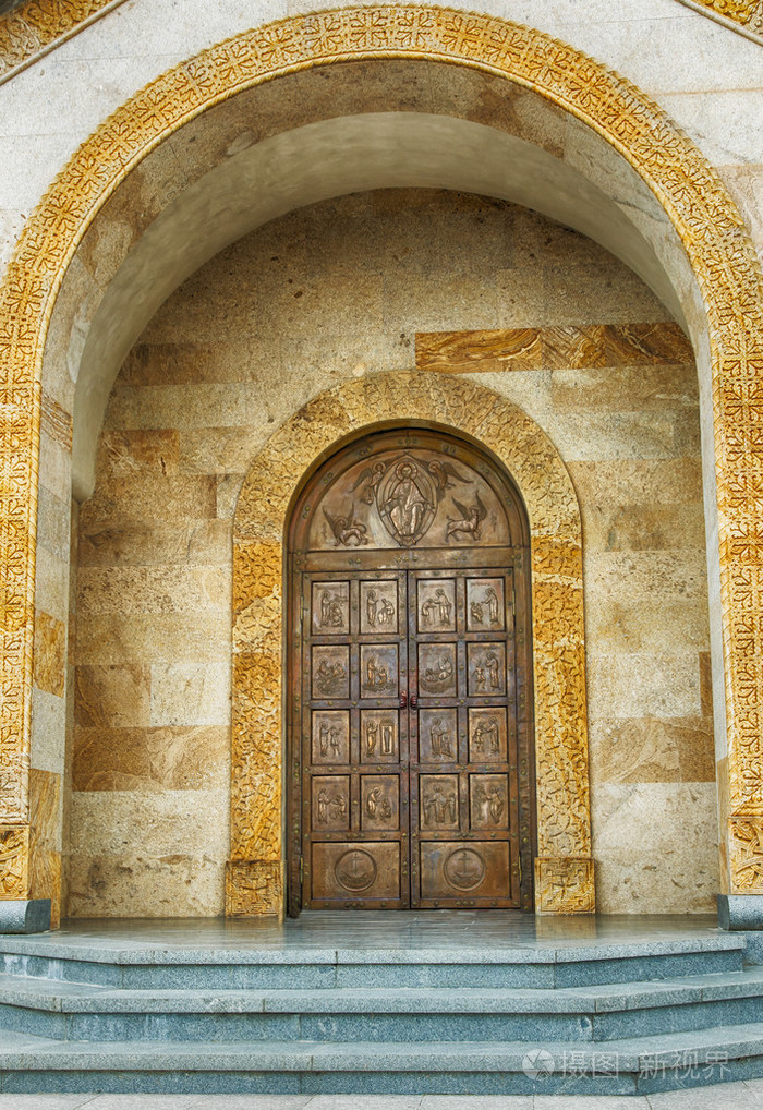 与图像的圣徒圣三一教堂的大门