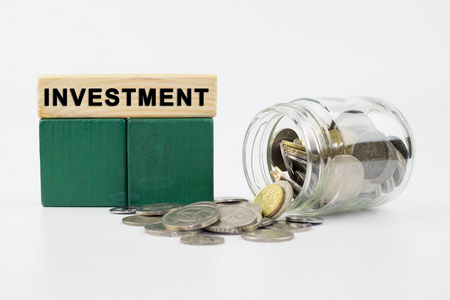与金融概念投资标签的玻璃罐子里的硬币