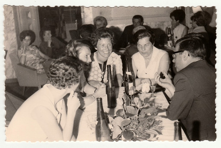 照片显示了20世纪60年代一家餐馆的一群人。