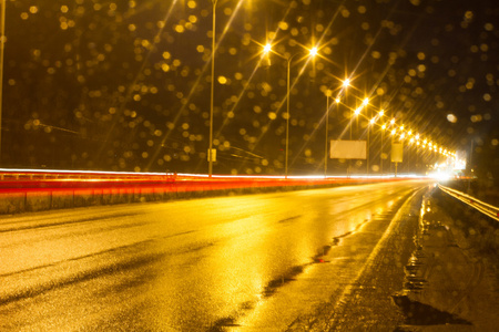 夜路在雨中穿行