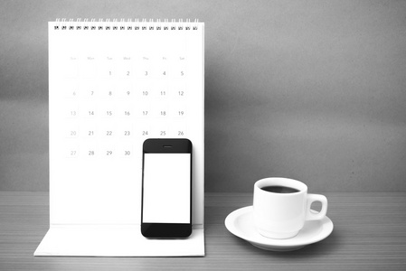 咖啡杯和电话和日历