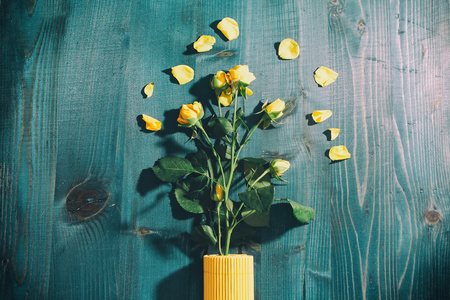 蓝色背景上的黄玫瑰