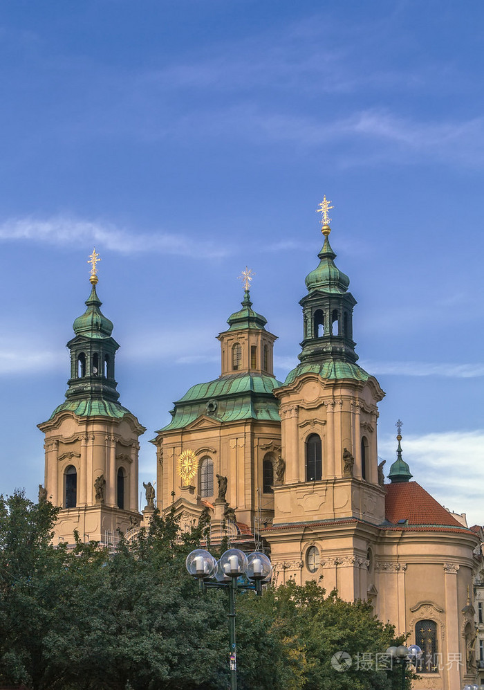 圣尼古拉斯教堂在布拉格旧城广场