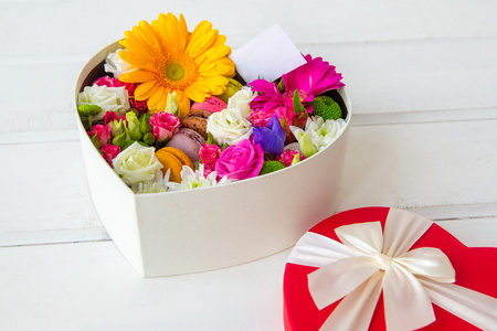在情人节那天的心窗体的花和饼干面食包装盒