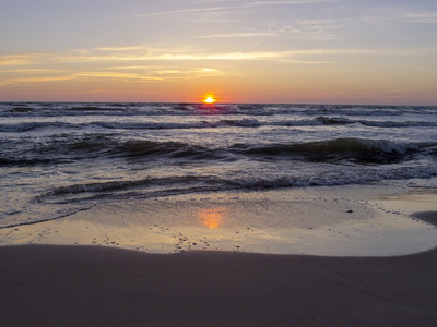 在波罗的海海滩美丽的日落