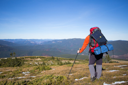 男子带着背包和帐篷山中徒步旅行