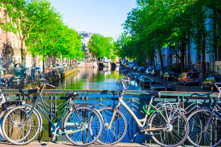 在荷兰的阿姆斯特丹，桥上的彩色自行车