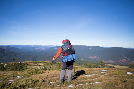 男子带着背包和帐篷山中徒步旅行