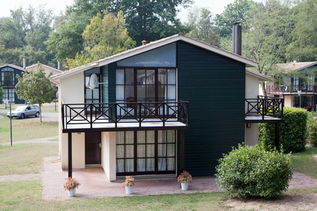 当代分离带蓝色的天空下的花园的房子照片