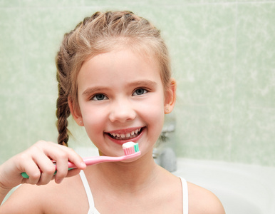 微笑浴室可爱小女孩刷牙