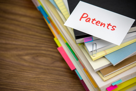 专利在一堆在桌子上的业务文档