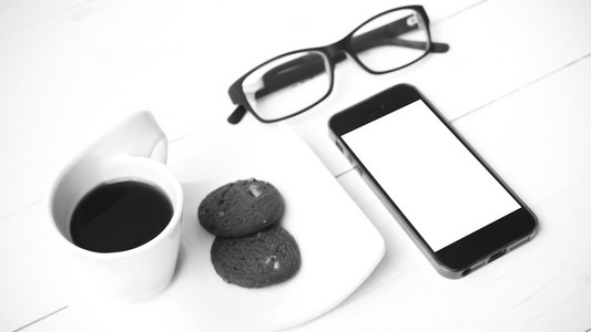 cookie 手机和眼镜的黑色和白色可乐咖啡杯子