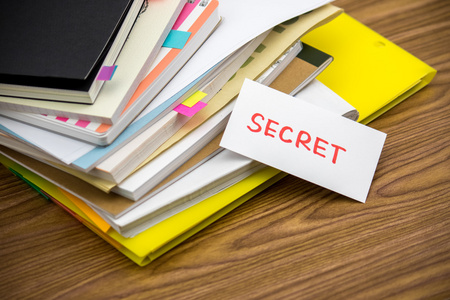 秘密在一堆在桌子上的业务文档