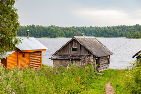 传统的俄罗斯木制浴池，银行的湖泊在夏季的一天