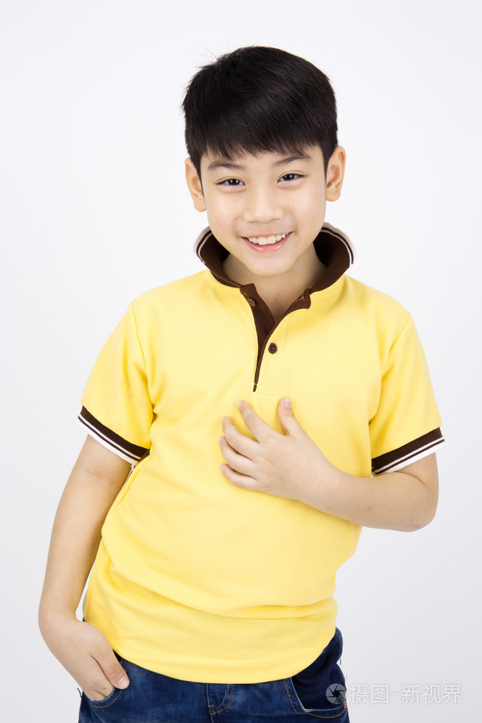 亚洲快乐的小男孩微笑的脸,看着相机的肖像