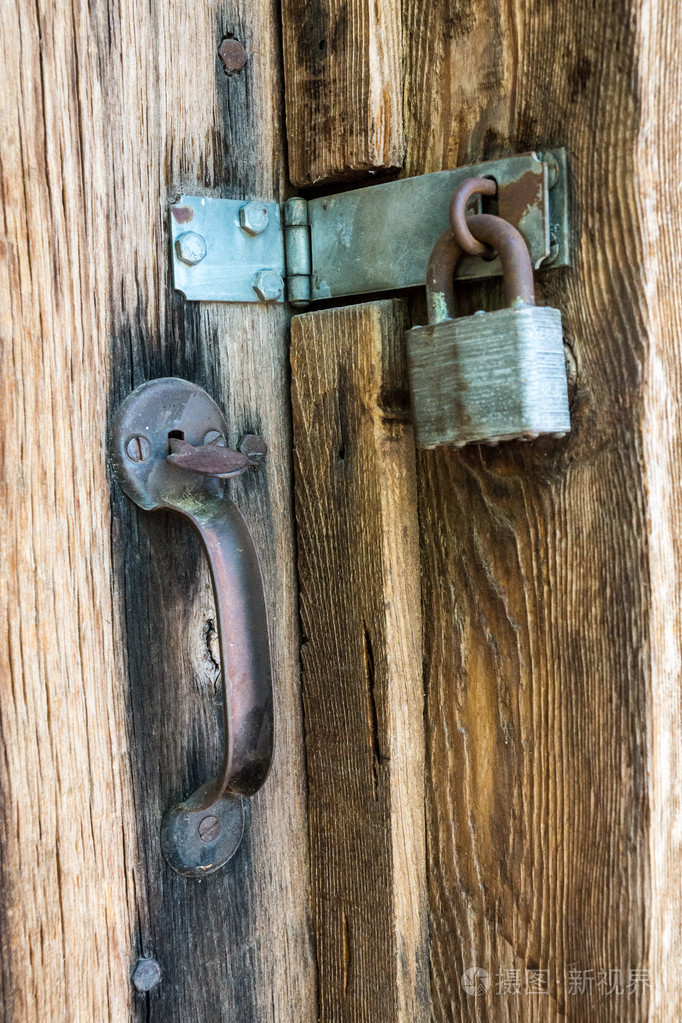 那把旧锁和木材