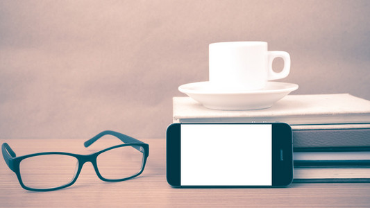 咖啡，电话，堆书和眼镜