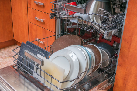 洗碗机机装满脏盘子图片