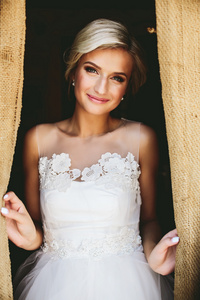 站在门口微笑着美丽的新娘
