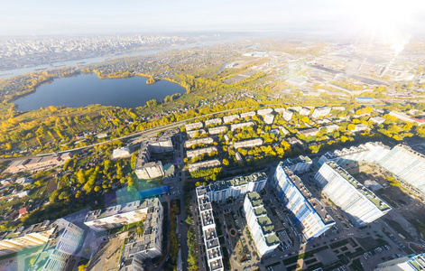 空中城市视野与十字路口路房子大厦和公园