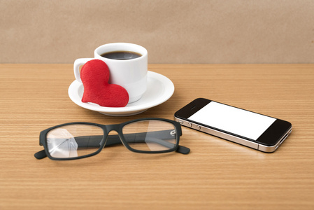 咖啡 手机 眼镜和心