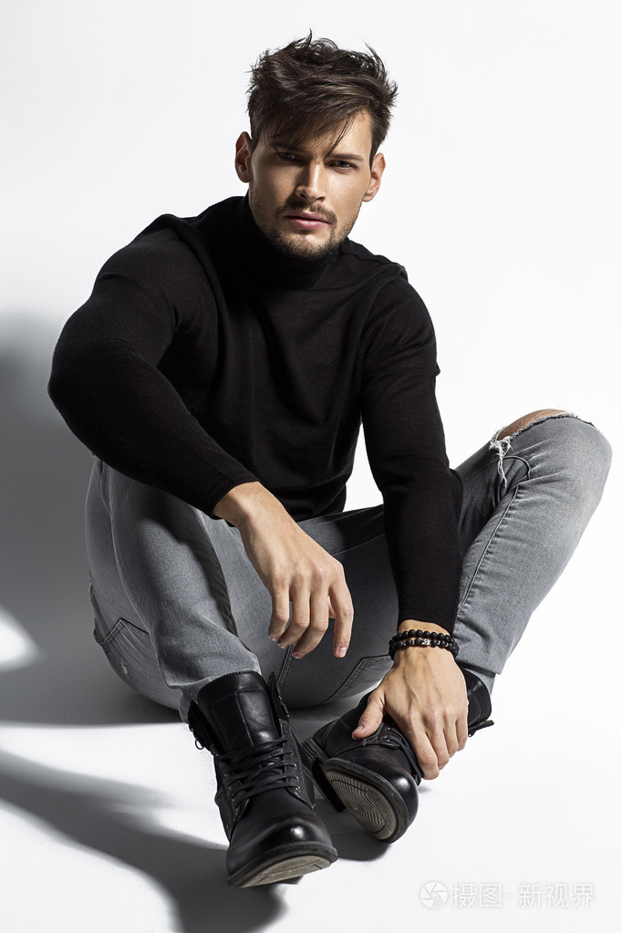 帅气性感男模特摆姿势