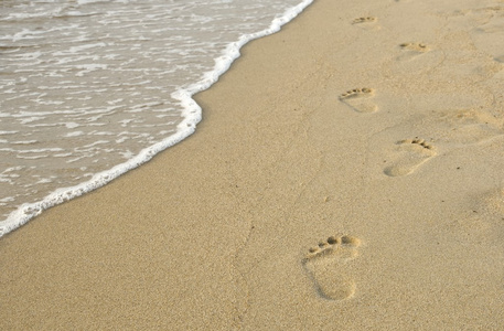 在沙滩上的脚印